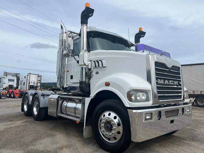 2014 Mack Trident Low kms - Image 2