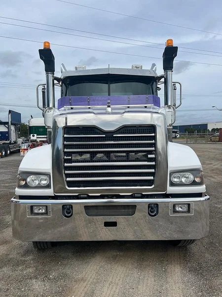 2014 Mack Trident Low kms - Image 11