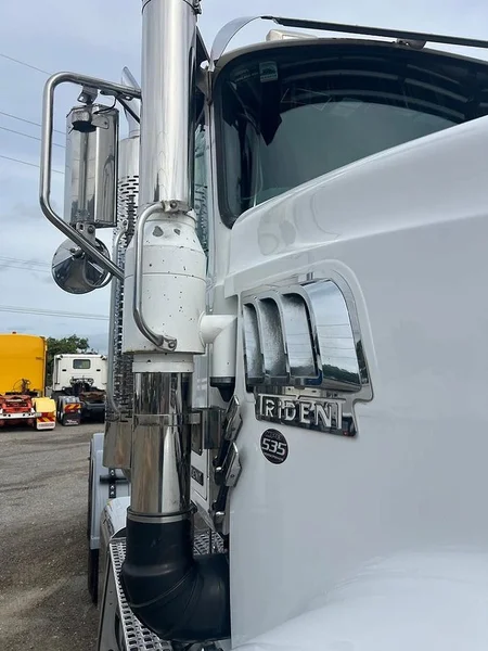 2014 Mack Trident Low kms - Image 12