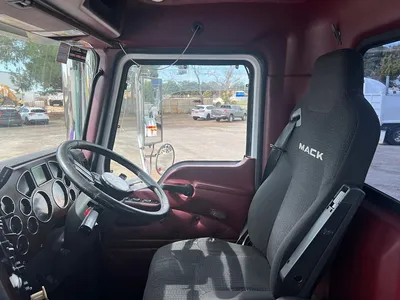 2014 Mack Trident Low kms photo 21
