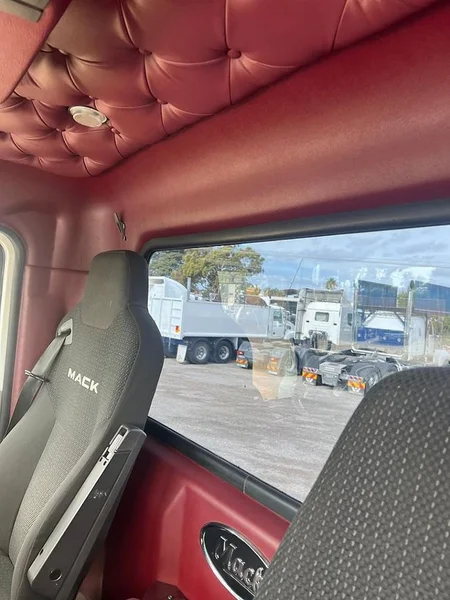 2014 Mack Trident Low kms - Image 22