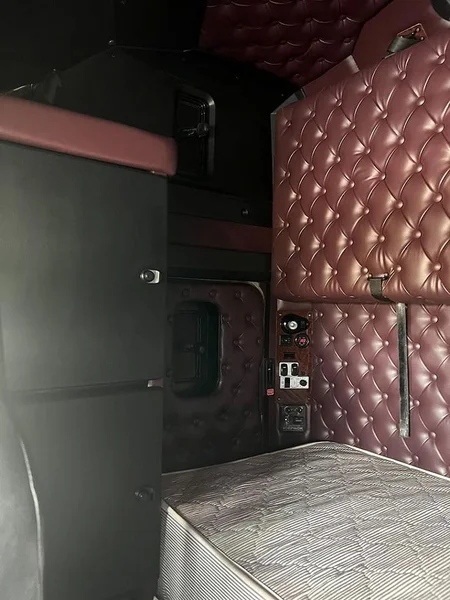 2016 Kenworth T909 Has Cummins rebuild history - Image 16