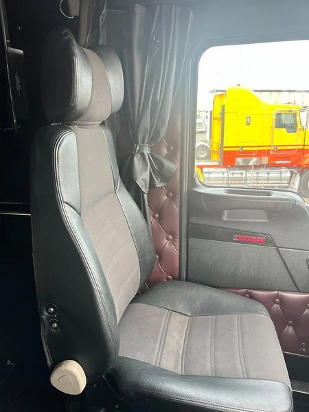 2016 Kenworth T909 Has Cummins rebuild history - Image 23