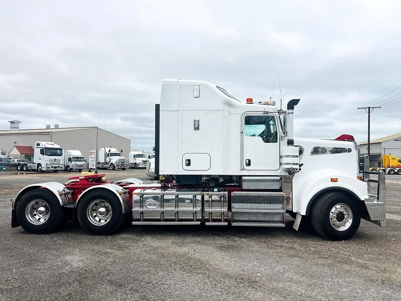 2017 Kenworth T909 140 ton rated - Image 4