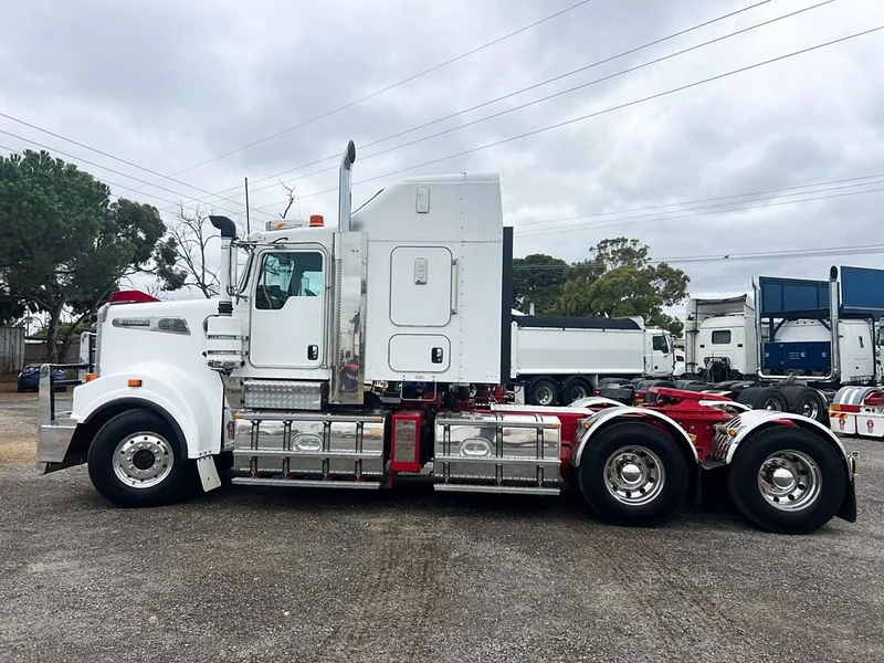 2017 Kenworth T909 140 ton rated - Image 5