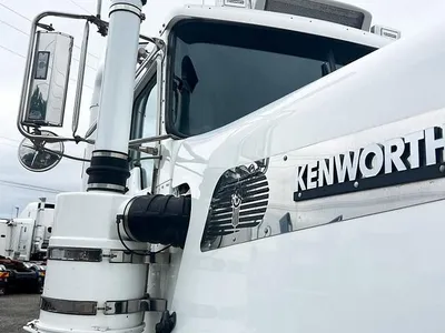 2017 Kenworth T909 140 ton rated photo 8