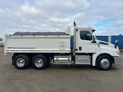 2022 Freightliner Cascadia Day Cab 6x4 Hardox tipper with 175033 kms photo 3