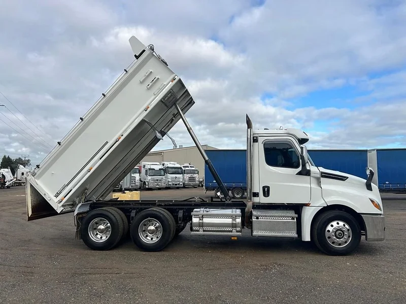 2022 Freightliner Cascadia Day Cab 6x4 Hardox tipper with 175033 kms - Image 4