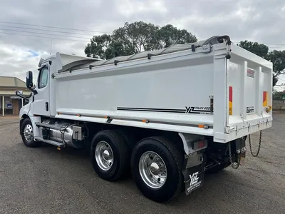 2022 Freightliner Cascadia Day Cab 6x4 Hardox tipper with 175033 kms photo 9
