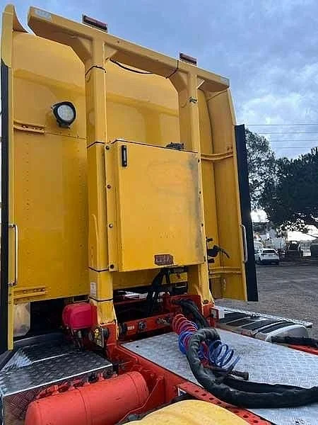 2016 Kenworth T600 Series T609 6x4 prime mover - Image 11