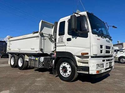 2017 Isuzu Giga 6x4 Hardox tipper only 229486 kms photo 2