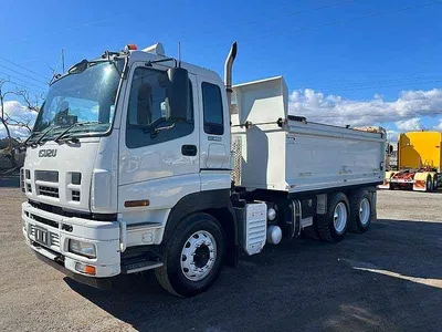2017 Isuzu Giga 6x4 Hardox tipper only 229486 kms photo 11