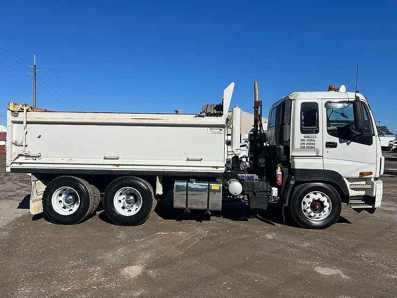 2017 Isuzu Giga 6x4 Hardox tipper only 229486 kms - Image 4