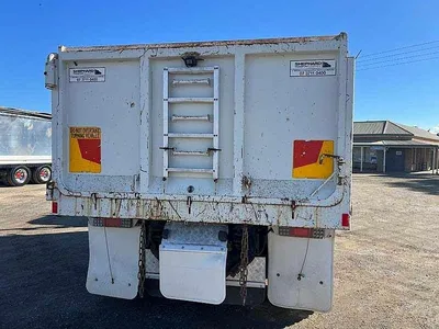 2017 Isuzu Giga 6x4 Hardox tipper only 229486 kms photo 5