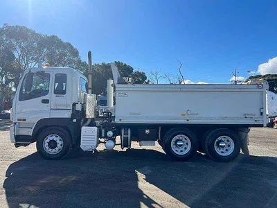 2017 Isuzu Giga 6x4 Hardox tipper only 229486 kms photo 7