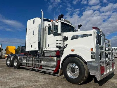 2017 Kenworth T909 140 ton rated photo 2