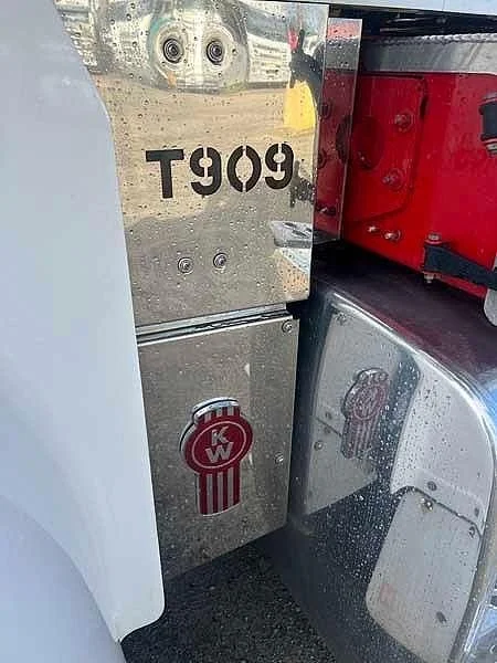 2017 Kenworth T909 140 ton rated - Image 21