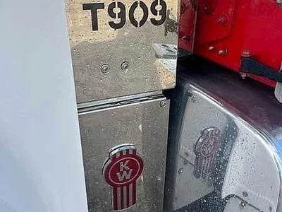 2017 Kenworth T909 140 ton rated photo 21