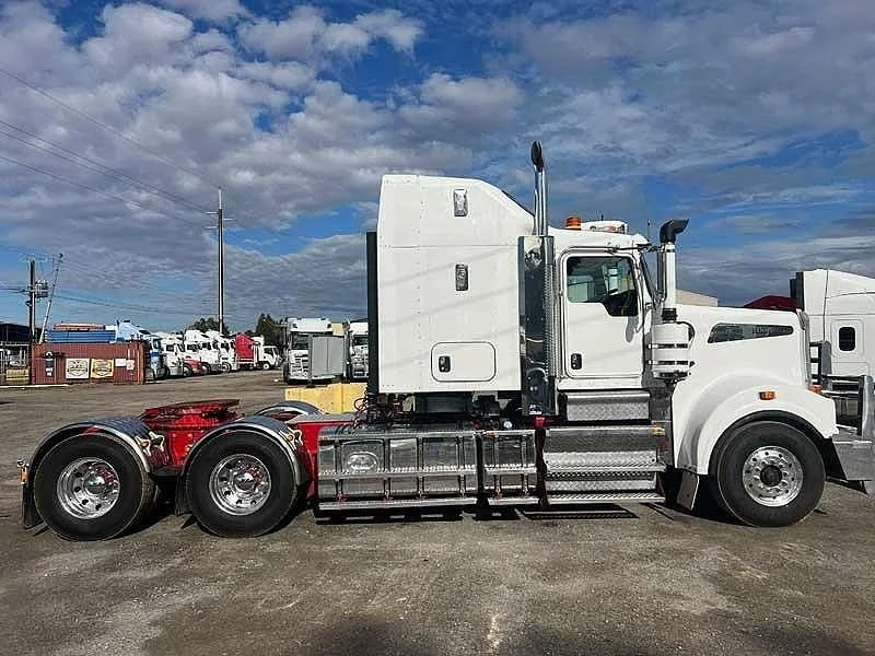 2017 Kenworth T909 140 ton rated - Image 5