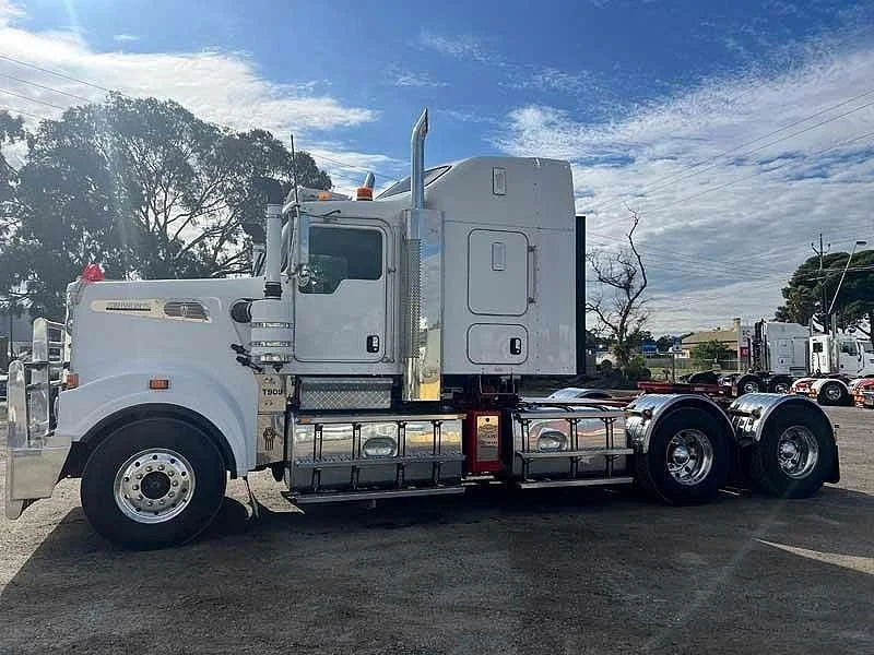 2017 Kenworth T909 140 ton rated - Image 6