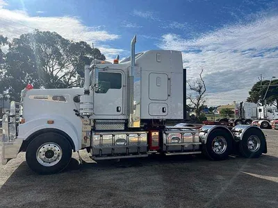 2017 Kenworth T909 140 ton rated photo 6
