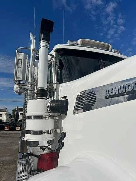 2017 Kenworth T909 140 ton rated - Image 8