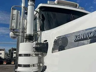 2017 Kenworth T909 140 ton rated photo 8