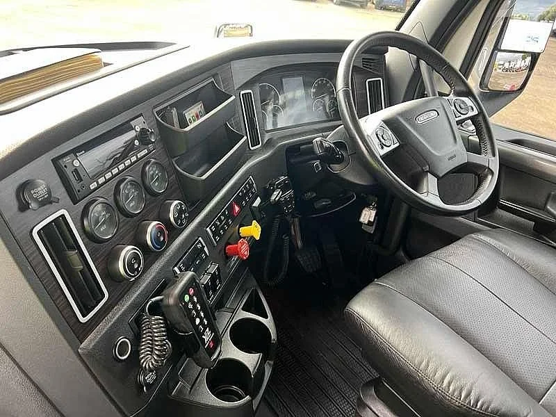 2022 Freightliner Cascadia 6x4 Day Cab Hardox tipper with 148608 kms - Image 18