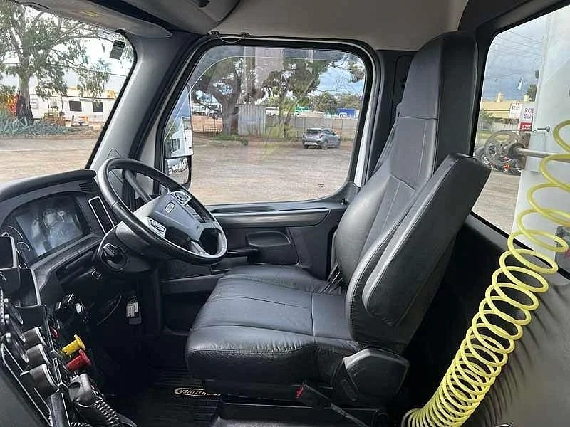 2022 Freightliner Cascadia 6x4 Day Cab Hardox tipper with 148608 kms - Image 19