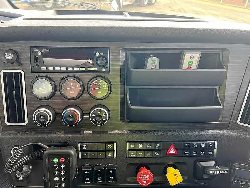 2022 Freightliner Cascadia 6x4 Day Cab Hardox tipper with 148608 kms - Image 24