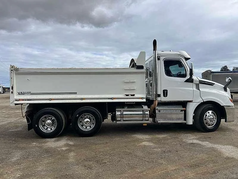 2022 Freightliner Cascadia 6x4 Day Cab Hardox tipper with 148608 kms - Image 4