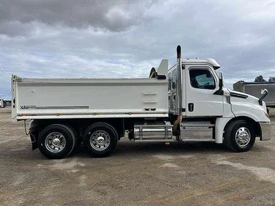 2022 Freightliner Cascadia 6x4 Day Cab Hardox tipper with 148608 kms photo 4