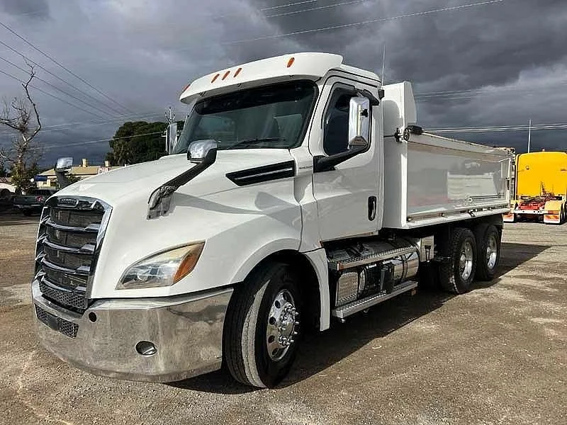 2022 Freightliner Cascadia 6x4 Day Cab Hardox tipper with 148608 kms - Image 8